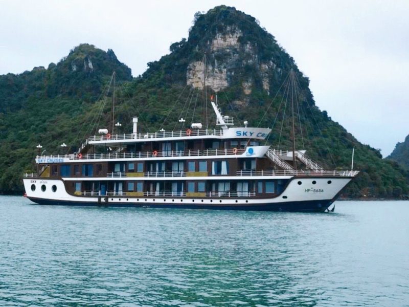 Du thuyền Sky Cruise Lan Ha bay